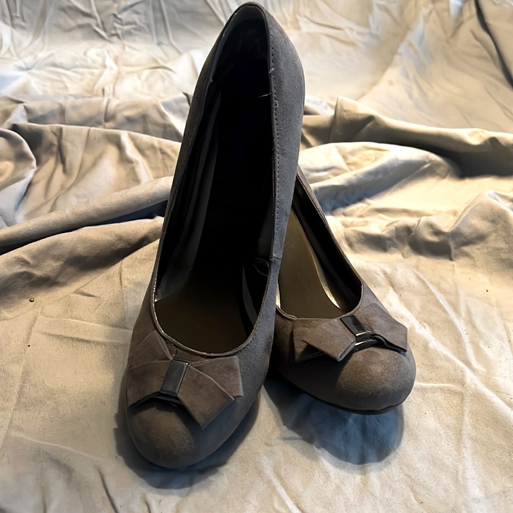 Madeline Stuart Grey suede pumps